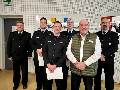 Feuerwehr Uphusen Berufung Führungstrio Im Ratssaal stehen (von links): Hans Hoffmann, Oliver Lüßen, Tammo Diers, René Wahrenberg, Rainer Ditzfeld und Andreas Weinberg