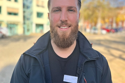 Yakup Baran steht vor dem Rathaus.